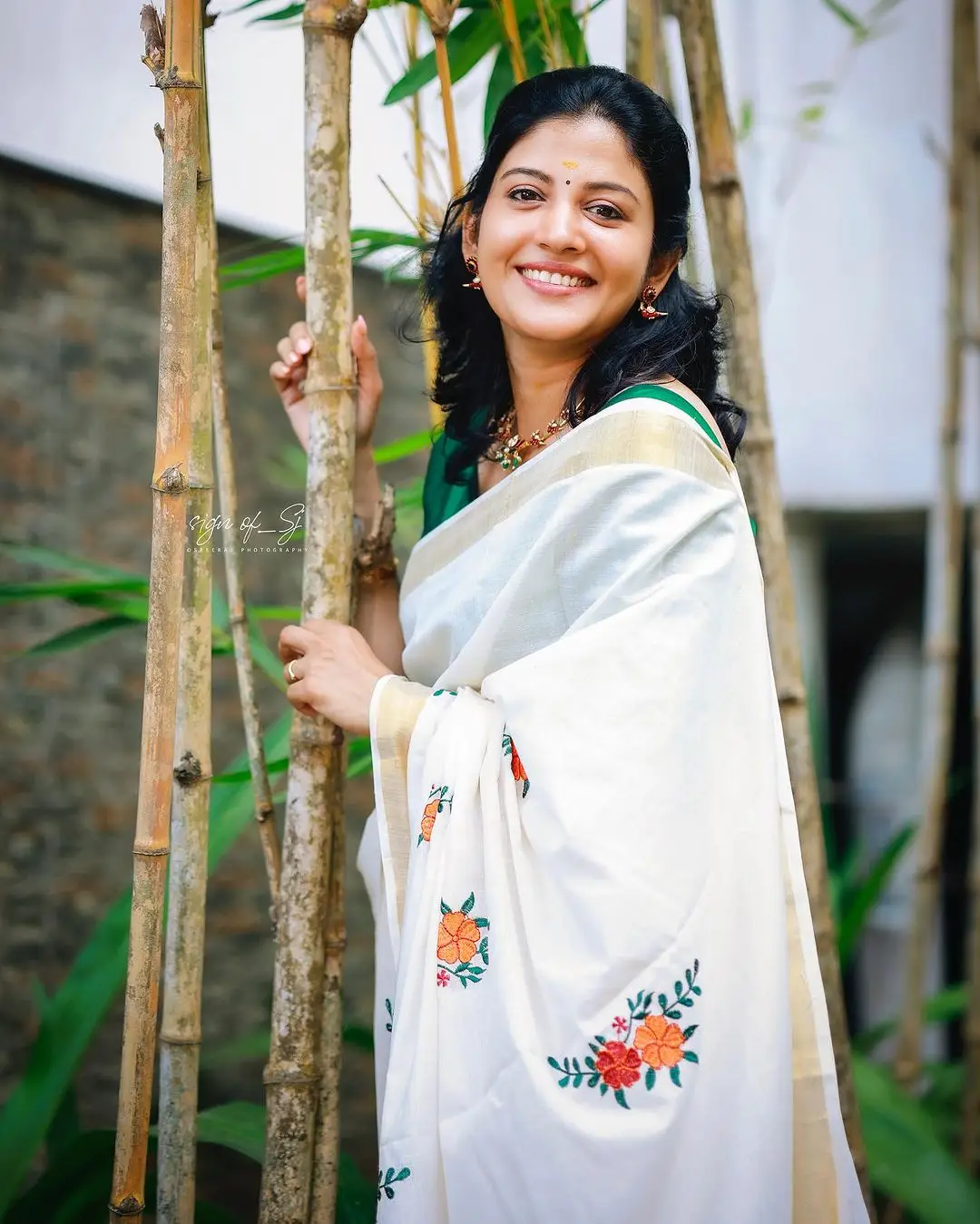 MALAYALAM ACTRESS SHIVADA IN WHITE SAREE GREEN BLOUSE 4